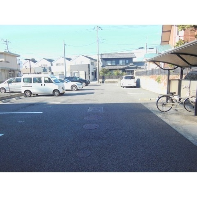 グレイス三園の駐車場