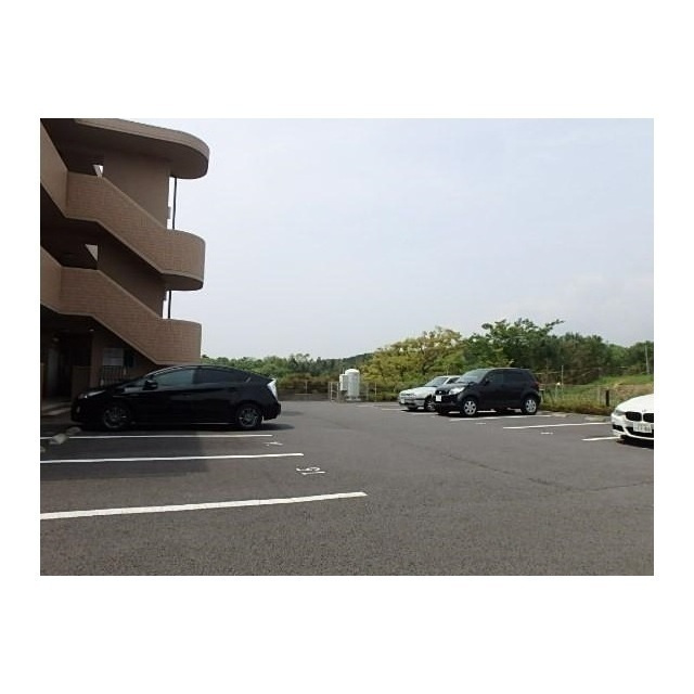 グランドレジーナの駐車場