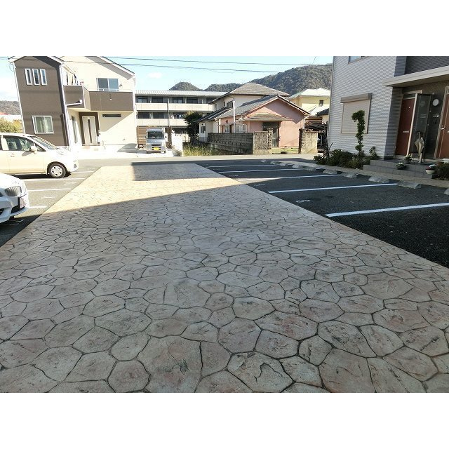 エルメゾンシオンの駐車場