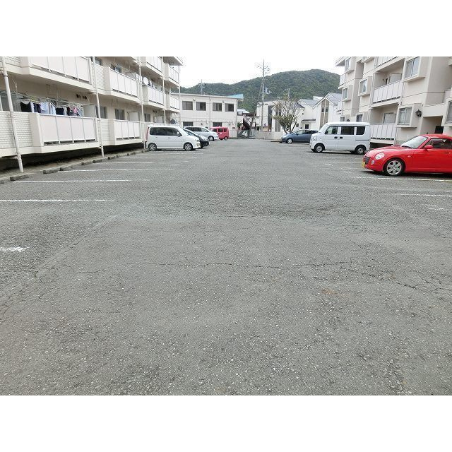ニューリバーハウスＡの駐車場