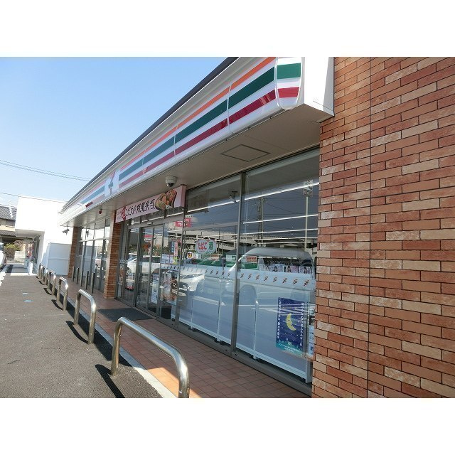 ファミール江川　Bの周辺|コンビニ「セブンイレブンまで320m」