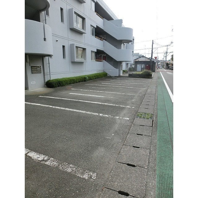 ニューカネブンマンションの駐車場