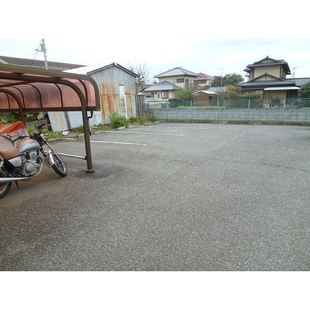 セムイハイツの駐車場