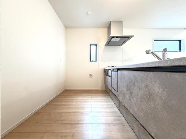 横浜市旭区南希望が丘の新築一戸建のキッチン|広々としたキッチンは、
落ち着いて料理が出来ます！
