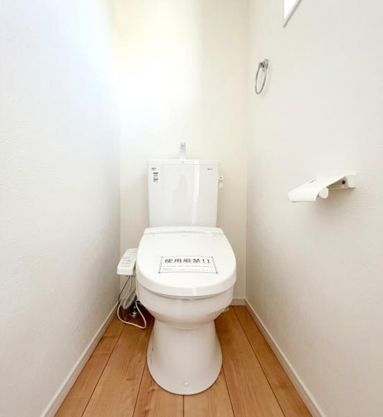 横浜市旭区南希望が丘の新築一戸建のトイレ|清潔感のある内装のすっきりとしたデザインのトイレです。
水周りが綺麗だと安心ですね。
