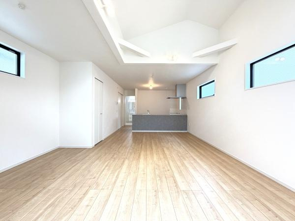 横浜市旭区南希望が丘の新築一戸建の居間・リビング|家族が自然と集まるリビングは
落ち着きのある空間です♪