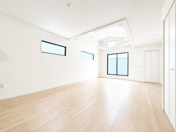 横浜市旭区南希望が丘の新築一戸建の居間・リビング|明るいLDK！！
陽当たり良好です。

