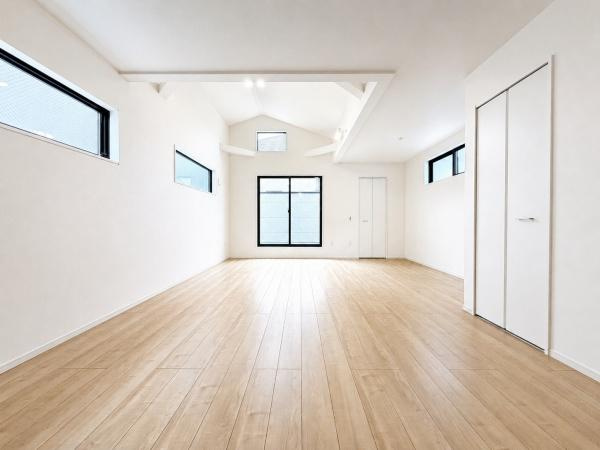 横浜市旭区南希望が丘の新築一戸建の居間・リビング|対面式のキッチンはお料理中でも家族とのお話も弾みます。
