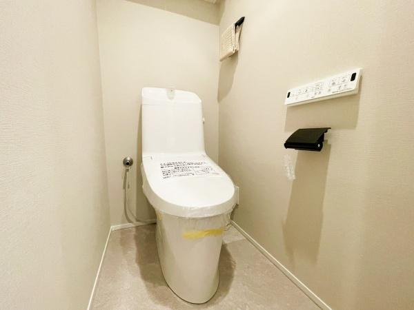 【トイレ】 | メイツ武蔵小杉富士見台 | すっきりとしたデザインのトイレ空間。シンプルにまとめられた室内は、掃除のしやすさにも優れています。
