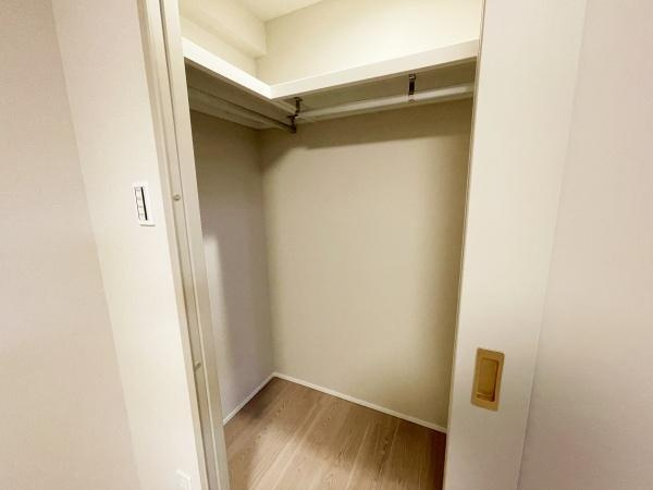 【収納】 | メイツ武蔵小杉富士見台 | ウォークインクローゼット付きの主寝室は、衣類をたっぷり収納できる広さ。室内がすっきり保てる、ゆとりある設計です。