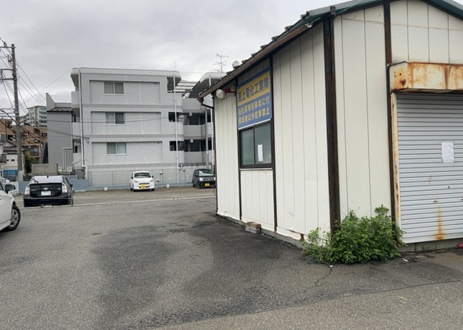 【外観】 | 土地の形が極端に長細かったり、狭小地、あるいは道路との高低差がある傾斜地だった場合、後々売ろうとしても買い手がつかない場合もあります。後々、売却することになった時に価値の下がらない土地を選びましょう。