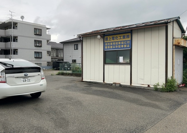【外観】 | 土地を買う際、住む地域の自治体や福祉の補助制度にも注目してみましょう。子供や老人の医療補助やゴミ出しのルールなど、自治体によってルールに大きな違いがあるため、暮らしやすい土地で判断するとよいでしょう。