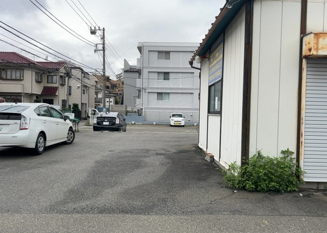 【外観】 | 現地に行くなら、物件の周囲の地形がどうなっているかを見ることも大切です。周辺より低くなっている土地では、大雨などで水が集まりやすいため、地盤が弱くなっているということも考えられるため、注意が必要です。