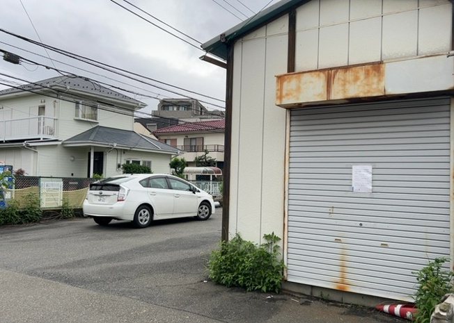 【外観】 | 隣家の土地はどうなっているのか、生活利便施設が近くにあるのか、学校まで近いかなど、お客様のライフスタイルにあわせたイメージが重要です。また、近くにあると困る施設が近くにないかも確認するといいでしょう。