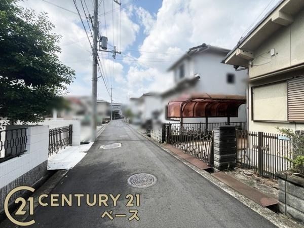 北葛城郡上牧町松里園２丁目　中古戸建の前面道路含む現地写真