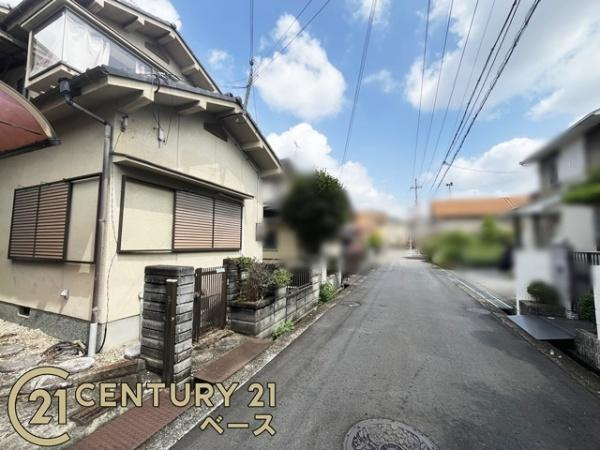 北葛城郡上牧町松里園２丁目　中古戸建の前面道路含む現地写真
