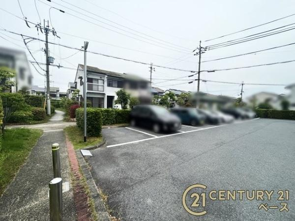 香芝市真美ヶ丘７丁目の中古テラスハウスの前面道路含む現地写真|■現地撮影写真■駐車スペース１台分ございます！