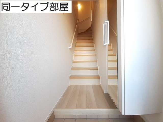 メゾン　ラヴェールの玄関|明るい玄関です