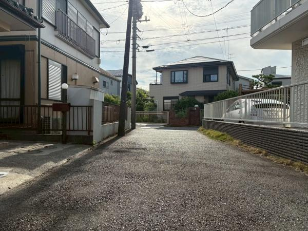 横浜市瀬谷区相沢７丁目の中古一戸建の前面道路含む現地写真