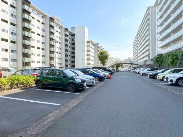 三ツ沢ハイタウン１号棟の駐車場