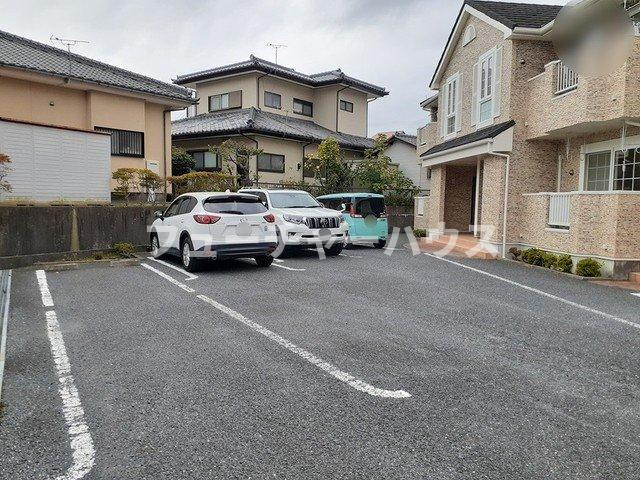 リバーコングラッツの駐車場|車をお持ちの方に嬉しい駐車場付きの物件です