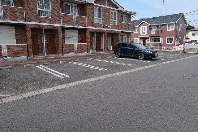 フラワーＡの駐車場