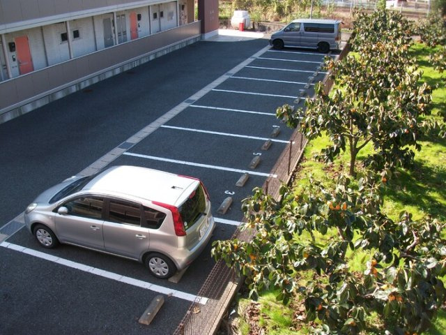 アドミラーブルの駐車場