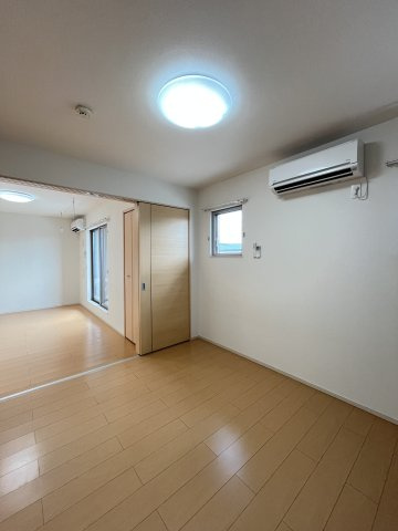 ラルーチェの洋室