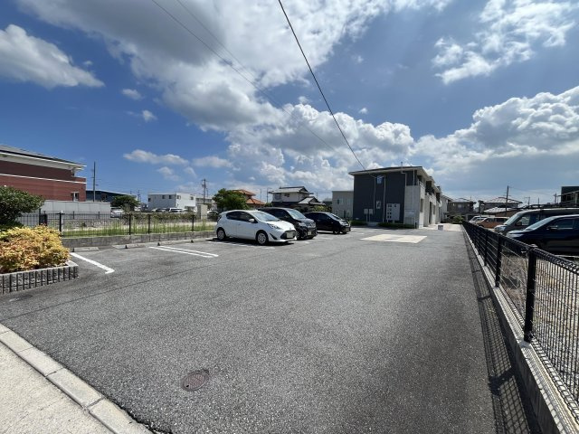 ラルーチェの駐車場