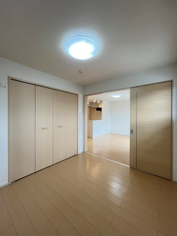 ラルーチェの洋室