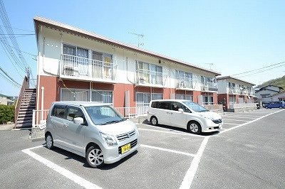 原尾島コーポの駐車場