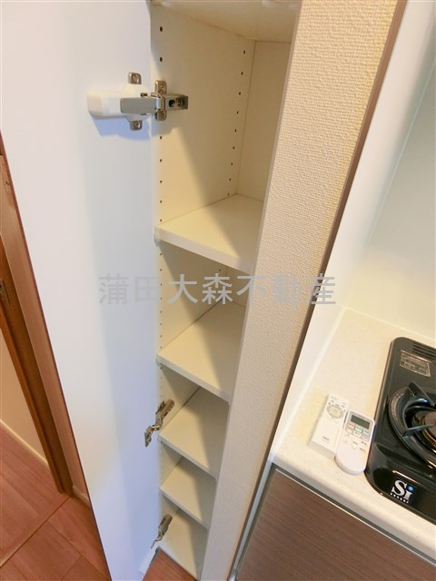 コンフォリア蒲田の収納|キッチン横棚収納