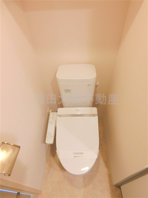 コンフォリア蒲田のトイレ|棚収納と温水洗浄便座付きトイレ