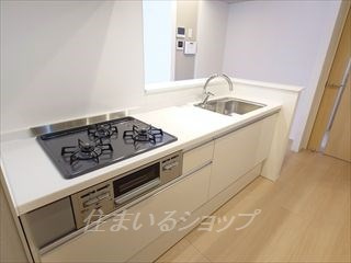 Contentoのキッチン|センサー吐水シャワー栓・３口ガスコンロ・グリル付きシステムキッチン