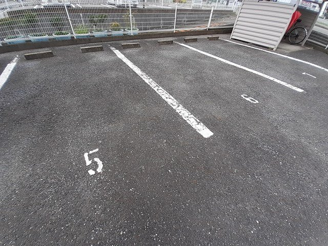 ファミールコーポの駐車場