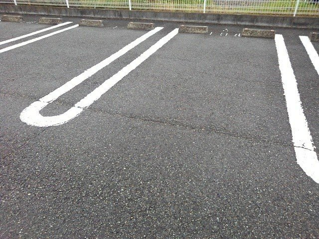 フラットワンＡの駐車場