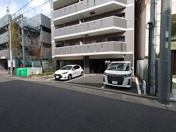 Ambiente 泉の駐車場