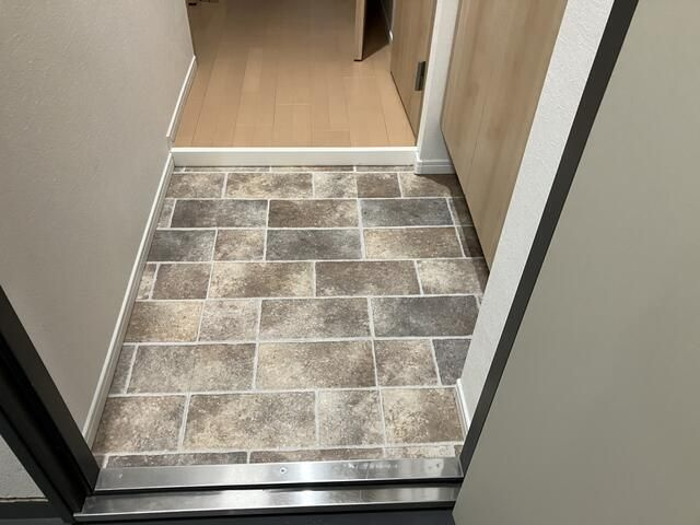 秀和田町レジデンスの玄関