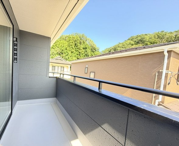 【新築戸建】　いわき市常磐下船尾町1期　長期優良住宅　全3棟のバルコニー|1号棟写真　全洋室からバルコニーへ出ることができるので、各部屋からお布団なども干せるので便利です♪