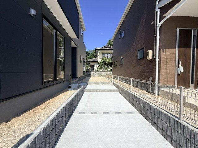 【新築戸建】　いわき市常磐下船尾町1期　長期優良住宅　全3棟のその他|1号棟写真　駐車場から玄関へのアプローチです。