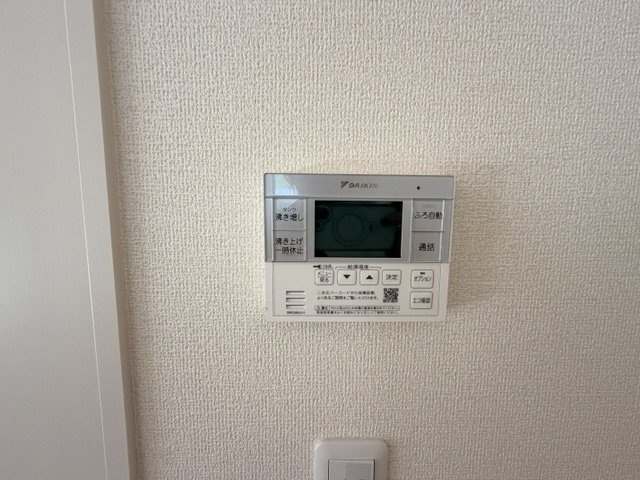 【新築戸建】　いわき市常磐下船尾町1期　長期優良住宅　全3棟の発電・温水設備|1号棟写真　リビング内給湯器リモコンです。