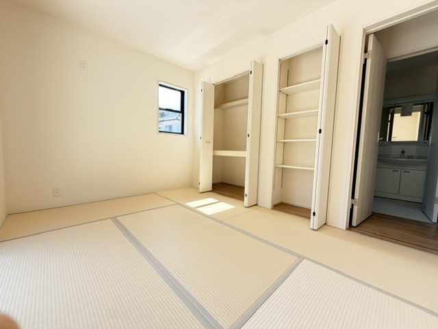 【新築戸建】　いわき市常磐下船尾町1期　長期優良住宅　全3棟の和室|1号棟写真　畳は、楽な体勢で過ごせ、リラックスさせる効果のあるい草の香りなど、ゆったりとくつろぐための様々な魅力を備えています。