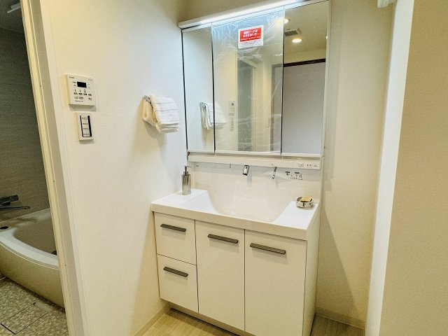 ライオンズマンション南大沢の独立洗面台|～新規交換済、３面鏡付きの独立洗面台　細々している物をスッキリ収納出来ます～