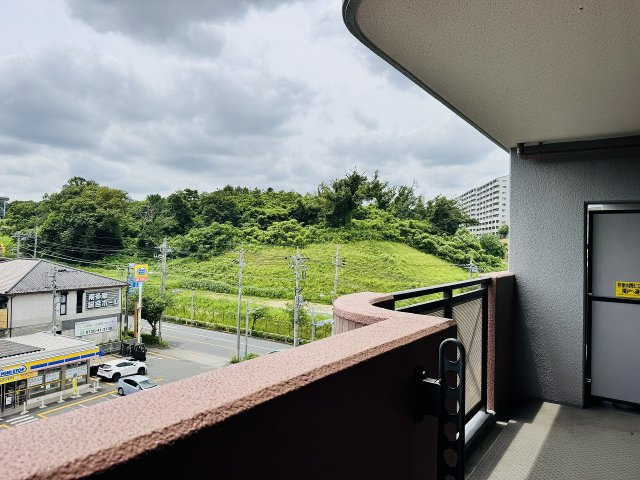 ライオンズマンション南大沢のバルコニー|～南向きで陽当たりの良いバルコニー　前面に高い建物が無く、洗濯物がよく乾きそうです～