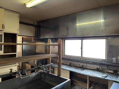 【事業用・住居用として可能性が広がる、約99.9坪のゆとりある店付住宅】の内装|広い窓から光が差し込む、開放的な作業スペース。