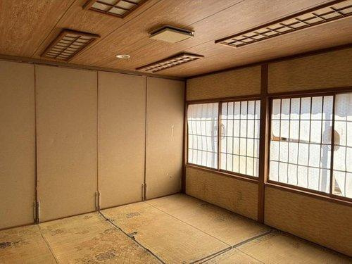 【事業用・住居用として可能性が広がる、約99.9坪のゆとりある店付住宅】の内装|伝統的な和室で、落ち着いた空間を演出。