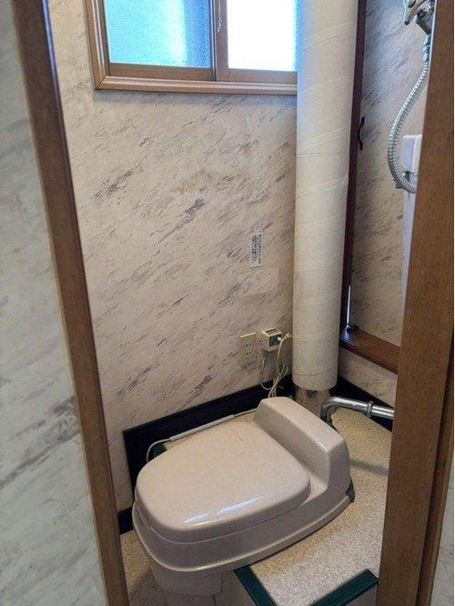 【事業用・住居用として可能性が広がる、約99.9坪のゆとりある店付住宅】のトイレ|シンプルなカタチのトイレは、毎日のお手入れもラクに。
