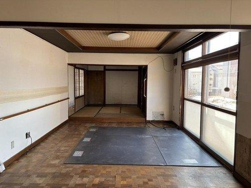 【事業用・住居用として可能性が広がる、約99.9坪のゆとりある店付住宅】の居間・リビング|住居用リビングには大きな窓があり、光と風の通り道を創出◎