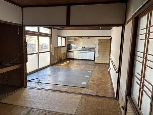 【事業用・住居用として可能性が広がる、約99.9坪のゆとりある店付住宅】のキッチン|キッチン前にダイニングを配置すれば、配膳や片付けがスムーズ♪