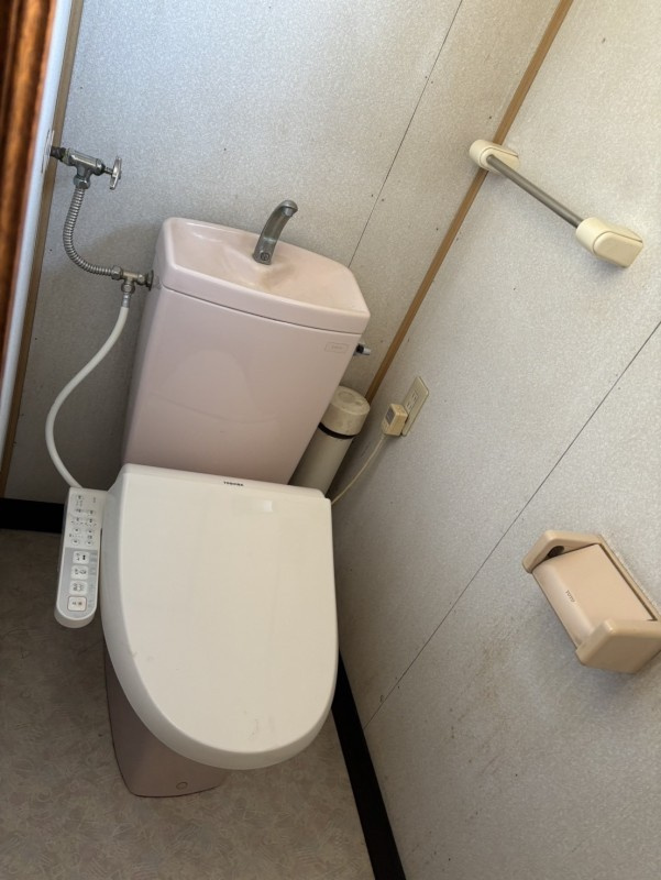【事業用・住居用として可能性が広がる、約99.9坪のゆとりある店付住宅】のトイレ|住居用トイレです♪こちらもシンプルなカタチのトイレです！